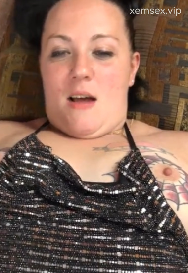Cô gái mông to dạng háng lộ lỗ đít tự nhiên